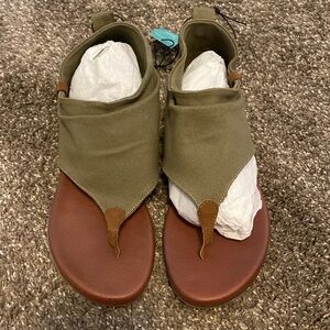 Maurices Women’s Open Toe Thong Sandals Olive Green Fabric To Ankle Sz 8.5 NWT
